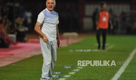 Pelatih Persib Mario Gomez memberikan instruksi saat laga tunda melawan Persija di Stadion PTIK, Jakarta, Sabtu (30/6). Persija menang dengan skor 1-0.