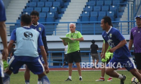 Pelatih Persib, Mario Gomez (tengah) memantau para pemain Persib berlatih. (ilustrasi)