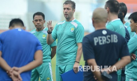 Pelatih Persib yang baru, Miljan Radovic berbicara dengan para pemain Persib saat latihan perdana dengan pelatih baru, di Stadion Sport Jabar Arcamanik, Kota Bandung, Senin (14/1).