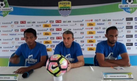 Pelatih Persiba Milomir Seslija (tengah) saat konferensi pers jelang Persib vs Persiba, di Graha Persib, Jalan Sulanjana, Bandung, Sabtu (10/6).