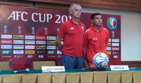 Pelatih Persija Jakarta, Ivan Kolev dan pemain, Novri Setiawan dalam konferensi pers jelang laga Piala AFC 2019 di Hotel Sultan, Jakarta pada Senin (22/4).