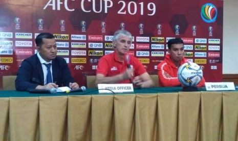 Pelatih Persija Jakarta, Ivan Kolev dan pemain, Novri Setiawan dalam konferensi pers jelang laga Piala AFC 2019 di Hotel Sultan, Jakarta pada Senin (22/4).