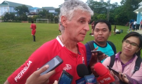 Pelatih Persija Jakarta, Ivan Kolev usai memimpin latihan di Stadion Halim Perdana Kusuma, Jakarta, Kamis (18/4).