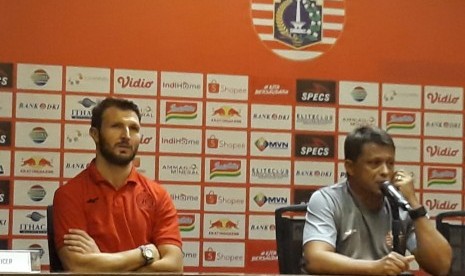 Pelatih Persija Jakarta, Sergio Farias (kanan) dalam konferensi pers jelang laga melawan Borneo FC di Stadion Utama Gelora Bung Karno (SUGBK), Sabtu (29/2). 