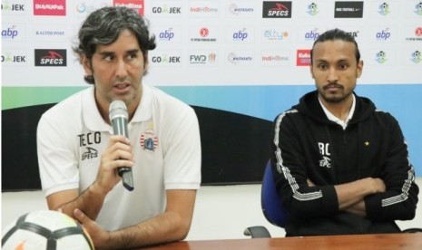 Pelatih Persija Jakarta Stefano Cugurra (kiri).