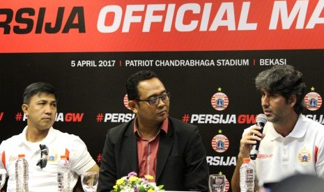 Pelatih Persija Jakarta Stefano Cugurra Teco (kanan) 