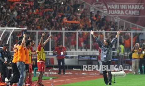 Pelatih Persija Jakarta Stefano Cugurra Teco merayakan kemenangan seusai menjadi juara Piala Presiden 2018 di di Gelora Bung Karno Senayan, Jakarta, Sabtu (17/2). Persija keluar sebagai juara setelah mengalahkan Bali United dengan skor 3-0.