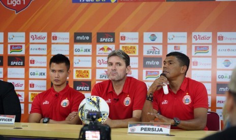 Pelatih Persija Julio Banuelos (tengah)