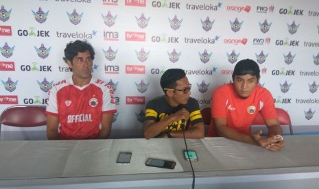 Pelatih Persija Stefano Cugurra Teco (kiri) dalam konferensi pers jelang lawan Persegres Gresik United, Senin (3/7).