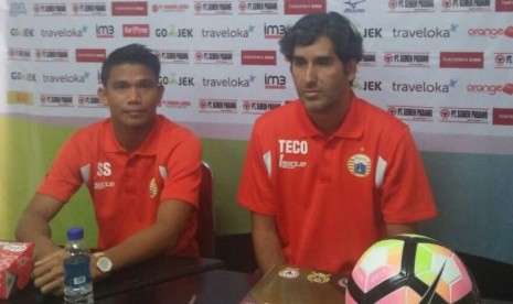 Pelatih Persija Stefano Cugurra Teco (kanan).