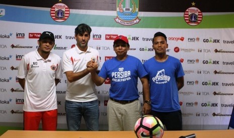 Pelatih Persija Stefano Cugurra Teco (kedua kiri) berjabat tangan dengan pelatih Persiba Balikpapan (Haryadi).