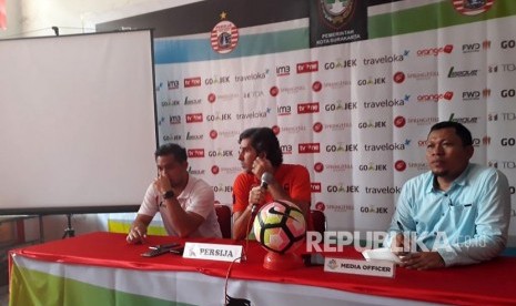 Pelatih Persija Stefano Cugurra (tengah) memberikan keterangan pers di Solo, Kamis (2/11), jelang duel kontra Persib Bandung di Stadion Manahan, Solo, Jumat (3/11).