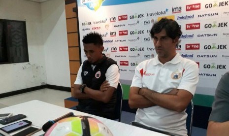 Pelatih Persija, Stefano Teco (kanan) dan bek Maman Abdurrachman.