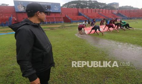 Pelatih Persik Kediri Joko Susilo (kiri).