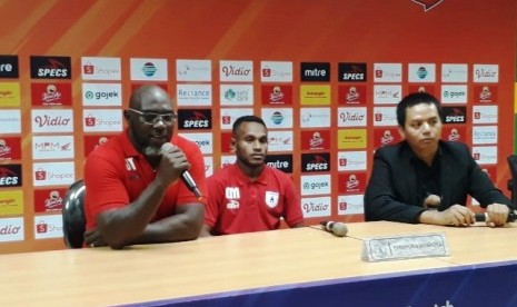  Pelatih Persipura Jayapura Jacksen F Tiago (kiri).(Republika/ Dadang Kurnia)