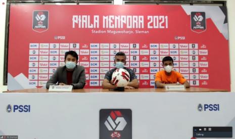 Pelatih Persiraja Banda Aceh, Hendri Susilo (tengah) dan pemain Persiraja Defri Rizki (kanan) dalam konferensi pers daring, Senin (29/3).