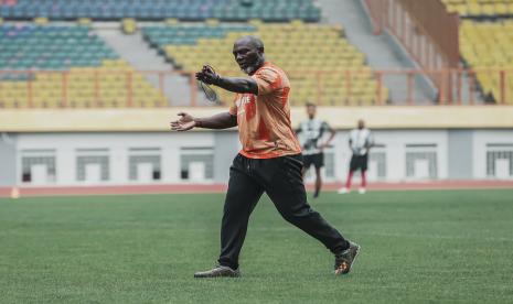 Pelatih Persis Solo, Jacksen F Tiago, dalam sesi latihan di Stadion Wibawa Mukti, Kamis (18/8/2022).