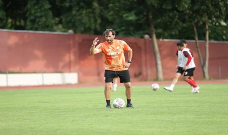 Pelatih Persis Solo, Leonardo Medina.