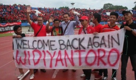 Pelatih Persis Solo, Widyantoro bersama suporter Persis Mania