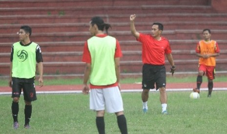 Pelatih Persis Solo, Widyantoro (dua dari kanan).