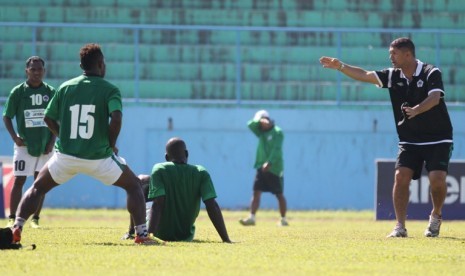 Pelatih Persiwa Gomes de Oliveira memberikan instruksi kepada anak-anak Persiwa