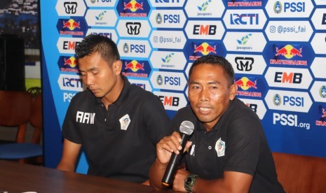 Pelatih Persiwa Wamena, Winaryo (kanan) di Graha Persib, Kota Bandung, Ahad (10/2). 