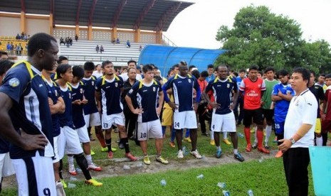 Pelatih philep hansen memberi arahan kepada pemain PSPS Pekanbaru.