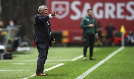 Pelatih Portugal Fernando Santos bereaksi di pinggir lapangan saat timnya menghadapi Spanyol dalam pertandingan UEFA Nations League.