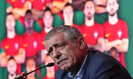 Pelatih timnas Portugal Fernando Santos mendengarkan pertanyaan wartawan usai mengumumkan skuad untuk Piala Dunia 2022 Qatar di markas Federasi Sepak Bola Portugal di Oeiras, luar Lisbon, Kamis, 10 November 2022. 