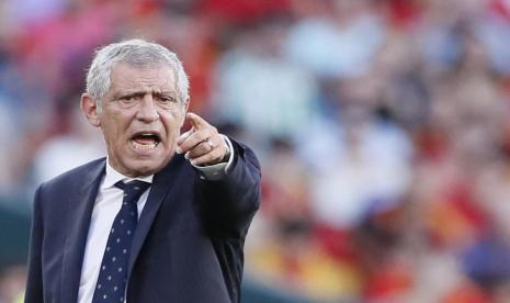 Pelatih Potugal Fernando Santos memberikan instruksi saat timnyea menghadapi Spanyol pada laga UEFA Nations League.