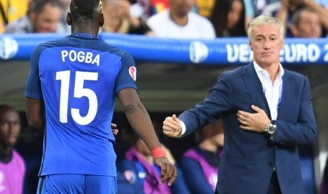 Pelatih Prancis, Didier Descham (kanan) bersama gelandang, Paul Pogba pada gelaran Piala Eropa 2016, di Prancis, Juni lalu. Deschamps menilai Pogba masih beradaptasi di Manchester United.