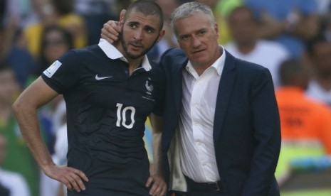 Pelatih Prancis, Didier Deschamps (kanan), berusaha membesarkan hati striker Karim Benzema setelah mereka tersingkir akibat mengalami kekalahan 0-1 dari Jerman di laga perempat final Piala Dunia 2014 di Stadion Maracana, Rio de Janeiro, Jumat (4/7). 