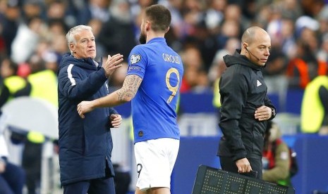 Pelatih Prancis Didier Deschamps (kiri) menjabat tangan penyerang Olivier Giroud.