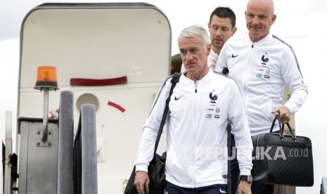 Pelatih  Prancis Didier Deschamps turun dari  pesawat saat tim nasional  Prancis tiba di bandara internasional Sheremetyevo, di luar Moskow, Rusia, Ahad (10/6). untuk bertanding di Piala Dunia 2018 di Rusia.