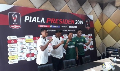 Pelatih PS Tira Persikabo Rahmad Darmawan (kedua kiri) dan Pelatih Persebaya Surabaya Djajang Nurdjaman (kedua kanan) memberikan keterangan pers terkait persiapan babak 8 besar Piala Presiden 2019 yang akan digelar di Stadion Gelora Bung Tomo, Sabtu (29/3).