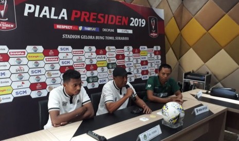 Pelatih PS Tira Persikabo Rahmad Darmawan (tengah).