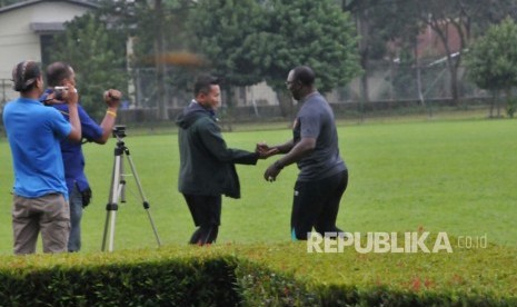 Pelatih PS Tira, Rudy Eka Priyambada (kiri) berjabat tangan dengan juru taktik Barito Putera, Jacksen F. Tiago usai laga uji coba di Lapangan BAIS TNI, Bogor, Kamis (22/2).