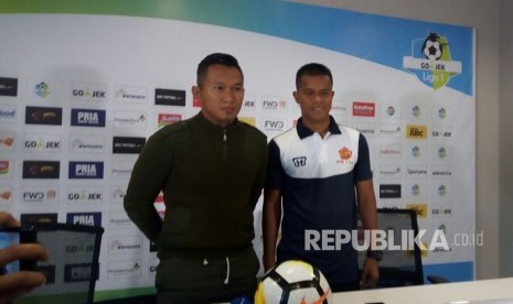 Pelatih timnas sepak bola putri Indonesia, Rudy Eka Priyambada (kiri).