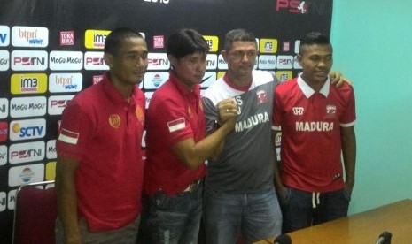 Pelatih PS TNI Eduard Tjong (kedua kiri) bersama pelatih Madura United Gomes De Oliveira (kedua kanan).