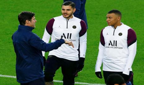 Pelatih PSG Mauricio Pochettino (kiri) berbicara dengan Mauro Icardi (tengah) dan Kylian Mbappe.