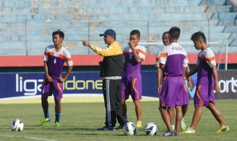 Pelatih PSGC Ciamis, Heri Rafni Kotari (kedua kiri) memberikan instruksi kepada anak didik ketika melakukan latihan di Lapangan Gelora Delta Sidoarjo, Jawa Timur, Minggu (23/11). PSGC Ciamis akan bertanding melawan Pusamania Borneo FC dalam semifinal kompe