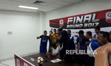 Pelatih PSIS Subangkit diguyur para pemainnya di ruang pers setelah berhasil memastikan tiket promosi ke Liga 1 seusai mengalahkan  Martapura FC 6-4 di Gelora Bandung Lautan Api, Selasa (28/11).