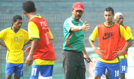 Pelatih PSLS Lhokseumawe Nasrul Koto (tengah) dalam sebuah sesi latihan timnya.