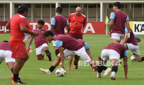 Pelatih PSM Makasar Bojan Hodak (tengah) memberikan arahan kepada para pemain saat sesi latihan di Stadion Madya Senayan, Jakarta, Senin (9/3/2020). 