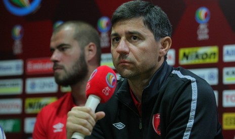 Pelatih PSM Makassar, Darije Kalezic (kanan) dan pemain Willem Pluim dalam konferensi pers jelang laga melawan Home United di Stadion Pekansari, Bogor pada Senin (29/4). 