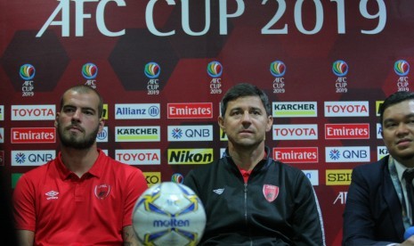 Pelatih PSM Makassar, Darije Kalezic (kanan) dan pemain Willem Pluim dalam konferensi pers jelang laga melawan Home United di Stadion Pekansari, Bogor pada Senin (29/4). 