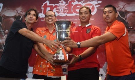 Pelatih PSM Makassar Luciano Leandro (kiri) bersama Asisten Pelatih Persija Jakarata Jan Saragih (kanan), asisten pelatih Bali United Eko Purdjianto (kedua kanan), dan Ketua Panitia Pelaksana Trofeo Persija Hanifditya (kedua kiri) memegang piala Trofeo Per