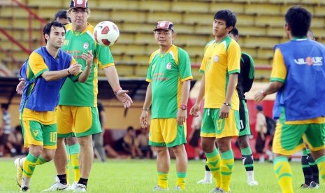 Pelatih PSM Makassar Robert Rene Alberts (kedua dari kiri). 