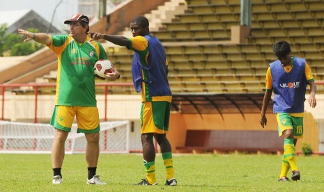 Pelatih PSM Makassar, Robert Rene Alberts (kiri) dalam suatu sesi latihan tim.