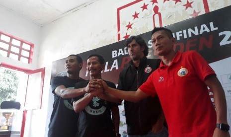 Pelatih PSMS Medan Djadjang Nurdjaman dan pelatih Persija Jakarta Stefano Cugurra Taco (tengah) didampingi dua kapten tim Ismed Sofyan (Persija) dan Legimin Raharjo (PSMS Medan) saat konferensi pers jelang semifinal Piala Presiden 2018 di Balai Persis Solo pada Jumat (9/2). 